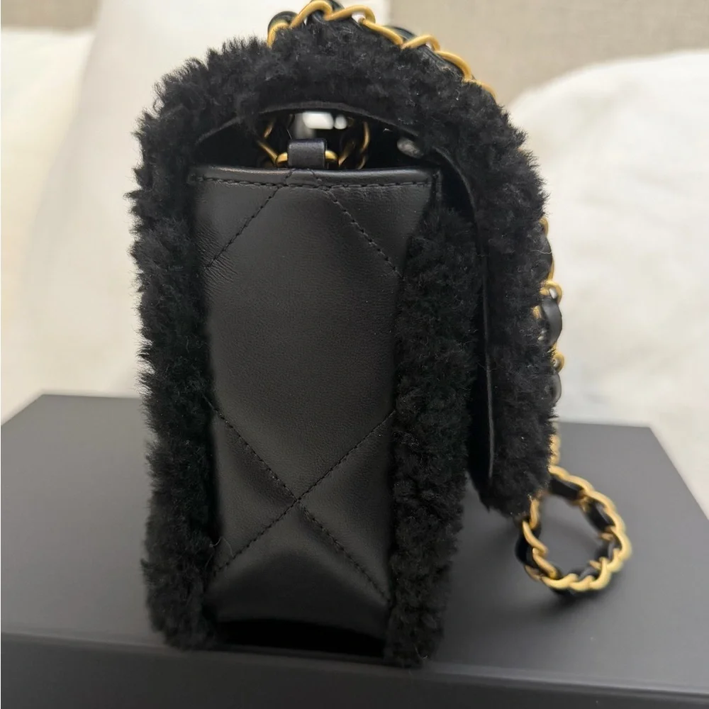 CHANEL Shearling Teddy Lambskin Black Medium Flap Bag - Picture 6 of 16